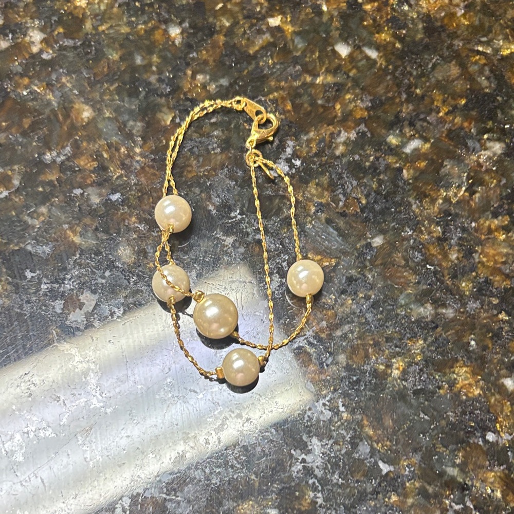 Elegant Gold and Cream Beaded Bracelet